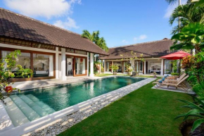 Noa, 3 Bed Luxury Villa, Large Pool in Oberoi Street;